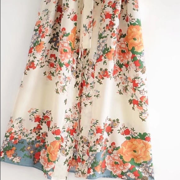 Beautiful flowered kimono robe - Picture 4 of 7